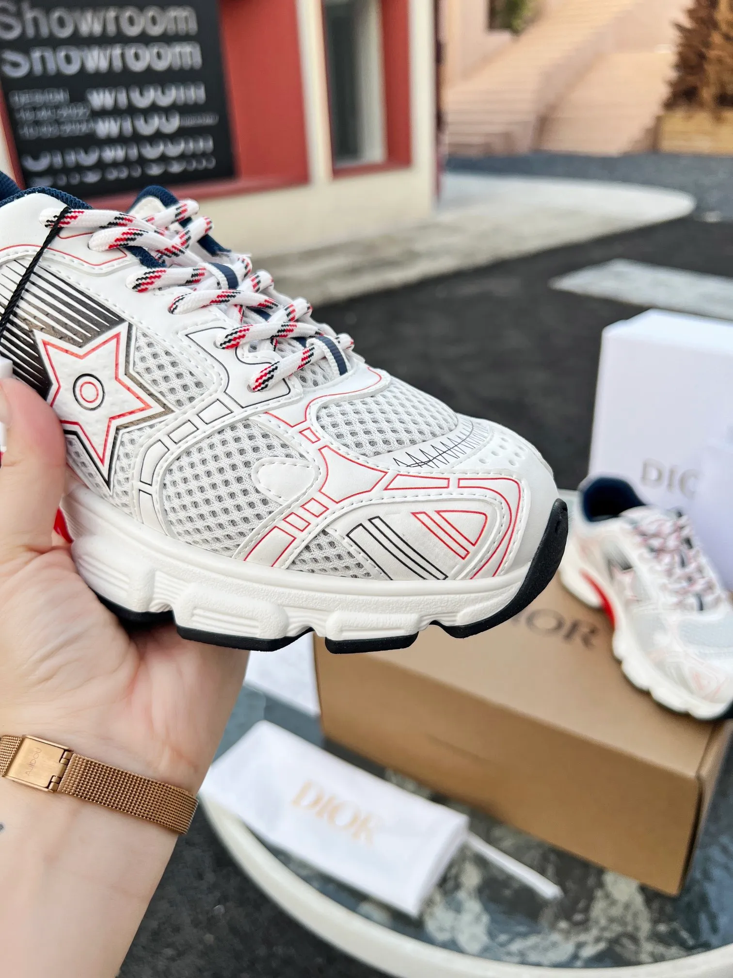 👟👟Ex-factory price 600👟👟 High version couple model🍸 Dior Dior | 2024 ˢˢDilraba, many stars have the same style. L’s 2024 spring and summer new products. The latest popular Chrono series, thick-soled mesh color-blocking running shoes, dad shoes, casual sports shoes series〰 Original purchase, development and production👍🏻This Dior Chrono sneaker is made of white and black mesh fabric with leather effect panels. The CD logo on both sides, the star patch on the tongue and the Dior logo on the heel, many details highlight the style. The two-tone laces, lightweight sole and star embellishment allow for a casual look all year round, complementing a variety of casual or elegant pieces. ♺Upper: Original imported first-layer cowhide + mesh ♺Inner lining: Original customized breathable lining ♺Outsole: Original molded EVA super light and super soft outsole ♺Heel height: 4.5cm ♺Size: Female 35-41 Male 39-45 (Female 40.41 Male 45 customized)